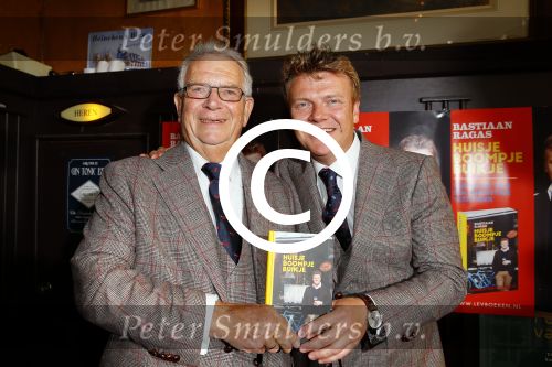 Amsterdam 26 mei 2015
Presenatie boek Bastiaan Ragas. Hij reikt het eerste boek uit aan zijn vader. Tooske Ragas en hun kinderen zijn ook aanwezig in cafe Gruter.