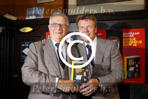 Amsterdam 26 mei 2015
Presenatie boek Bastiaan Ragas. Hij reikt het eerste boek uit aan zijn vader. Tooske Ragas en hun kinderen zijn ook aanwezig in cafe Gruter.