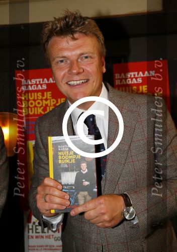 Amsterdam 26 mei 2015
Presenatie boek Bastiaan Ragas. Hij reikt het eerste boek uit aan zijn vader. Tooske Ragas en hun kinderen zijn ook aanwezig in cafe Gruter.