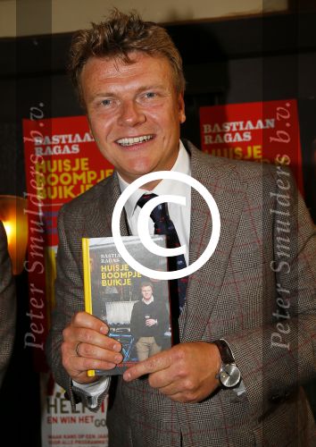 Amsterdam 26 mei 2015
Presenatie boek Bastiaan Ragas. Hij reikt het eerste boek uit aan zijn vader. Tooske Ragas en hun kinderen zijn ook aanwezig in cafe Gruter.