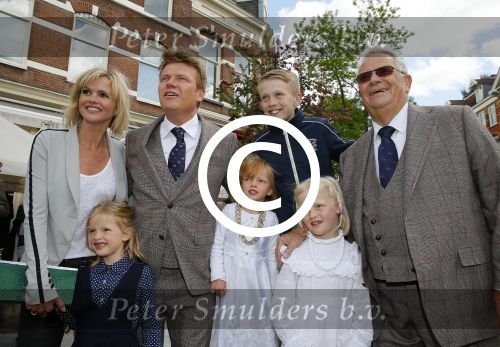 Amsterdam 26 mei 2015
Presenatie boek Bastiaan Ragas. Hij reikt het eerste boek uit aan zijn vader. Tooske Ragas en hun kinderen zijn ook aanwezig in cafe Gruter.