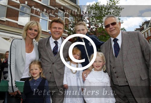 Amsterdam 26 mei 2015
Presenatie boek Bastiaan Ragas. Hij reikt het eerste boek uit aan zijn vader. Tooske Ragas en hun kinderen zijn ook aanwezig in cafe Gruter.