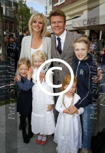 Amsterdam 26 mei 2015
Presenatie boek Bastiaan Ragas. Hij reikt het eerste boek uit aan zijn vader. Tooske Ragas en hun kinderen zijn ook aanwezig in cafe Gruter.