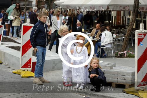 Amsterdam 26 mei 2015
Presenatie boek Bastiaan Ragas. Hij reikt het eerste boek uit aan zijn vader. Tooske Ragas en hun kinderen zijn ook aanwezig in cafe Gruter.