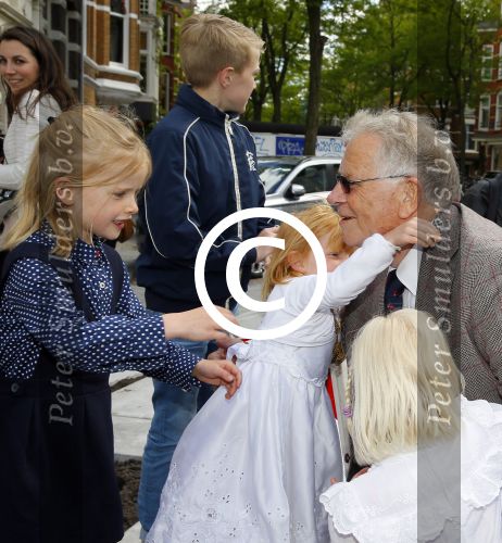 Amsterdam 26 mei 2015
Presenatie boek Bastiaan Ragas. Hij reikt het eerste boek uit aan zijn vader. Tooske Ragas en hun kinderen zijn ook aanwezig in cafe Gruter. Vader Bastiaan Ragas met kleinkinderen