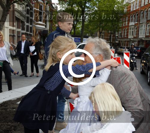 Amsterdam 26 mei 2015
Presenatie boek Bastiaan Ragas. Hij reikt het eerste boek uit aan zijn vader. Tooske Ragas en hun kinderen zijn ook aanwezig in cafe Gruter. Vader Bastiaan Ragas met kleinkinderen