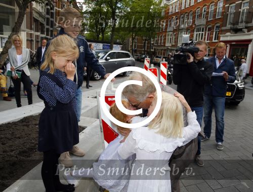 Amsterdam 26 mei 2015
Presenatie boek Bastiaan Ragas. Hij reikt het eerste boek uit aan zijn vader. Tooske Ragas en hun kinderen zijn ook aanwezig in cafe Gruter. Vader Bastiaan Ragas met kleinkinderen