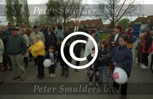 Eindhoven, 15 April 1999
Uitreiking certificaat, wijk Tivoli door burgemeester Rein Welschen aan buurtbewoonster Berti v Aerle