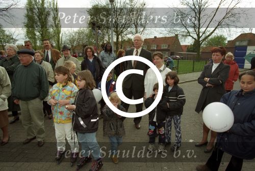 Eindhoven, 15 April 1999
Uitreiking certificaat, wijk Tivoli door burgemeester Rein Welschen aan buurtbewoonster Berti v Aerle