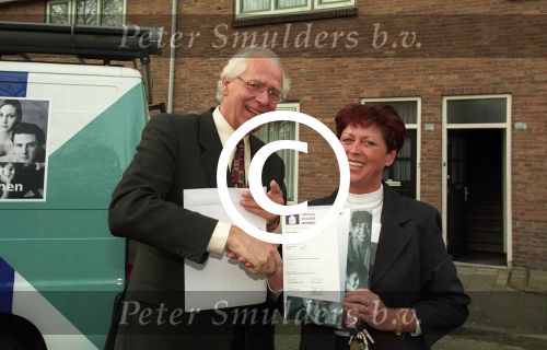 Eindhoven, 15 April 1999
Uitreiking certificaat, wijk Tivoli door burgemeester Rein Welschen aan buurtbewoonster Berti v Aerle