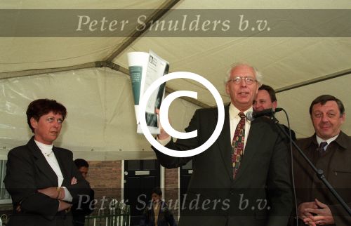 Eindhoven, 15 April 1999
Uitreiking certificaat, wijk Tivoli door burgemeester Rein Welschen aan buurtbewoonster Berti v Aerle