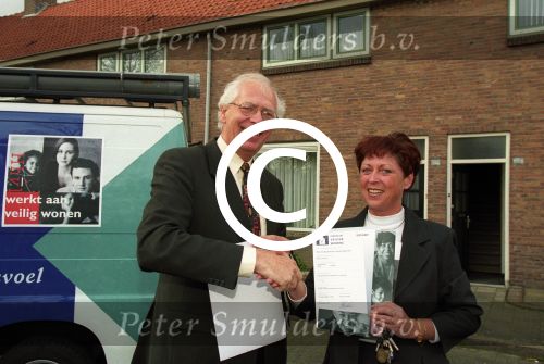 Eindhoven, 15 April 1999
Uitreiking certificaat, wijk Tivoli door burgemeester Rein Welschen aan buurtbewoonster Berti v Aerle