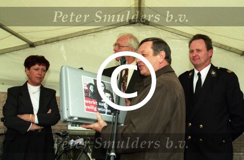 Eindhoven, 15 April 1999
Uitreiking certificaat, wijk Tivoli door burgemeester Rein Welschen aan buurtbewoonster Berti v Aerle