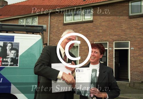 Eindhoven, 15 April 1999
Uitreiking certificaat, wijk Tivoli door burgemeester Rein Welschen aan buurtbewoonster Berti v Aerle