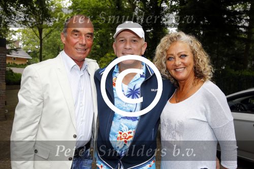 Blaricum 14 juni 2015
Rene Froger heeft een surprise feestje voor zijn vrouw Natasja georganiseerd voor haar 50e verjaardag. Het feest vindt plaats in de tuin van hun huis. Bob Pels met vrouw en Frank Schmitt