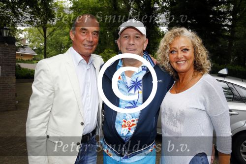 Blaricum 14 juni 2015
Rene Froger heeft een surprise feestje voor zijn vrouw Natasja georganiseerd voor haar 50e verjaardag. Het feest vindt plaats in de tuin van hun huis. Bob Pels met vrouw en Frank Schmitt
