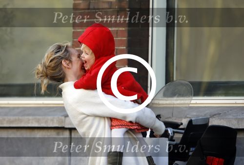 Amsterdam 14 april 2015  
Bracha v Doesburgh met dochter op de fiets