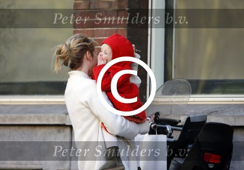 Amsterdam 14 april 2015  
Bracha v Doesburgh met dochter op de fiets