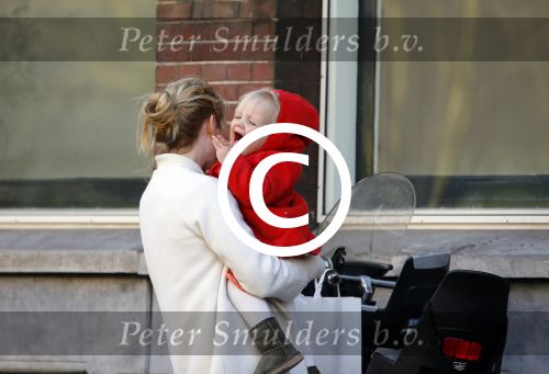 Amsterdam 14 april 2015  
Bracha v Doesburgh met dochter op de fiets