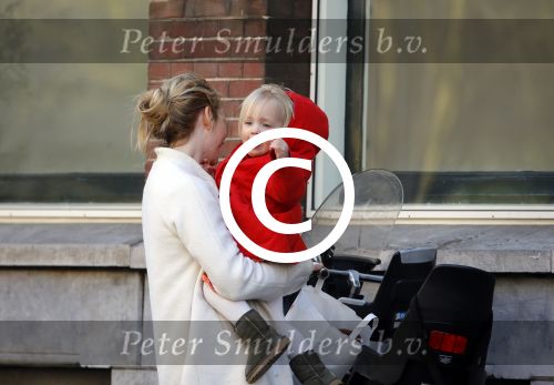 Amsterdam 14 april 2015  
Bracha v Doesburgh met dochter op de fiets