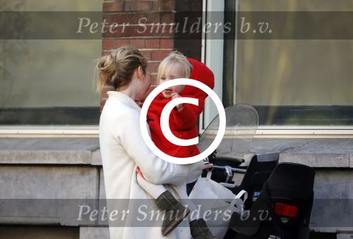 Amsterdam 14 april 2015  
Bracha v Doesburgh met dochter op de fiets