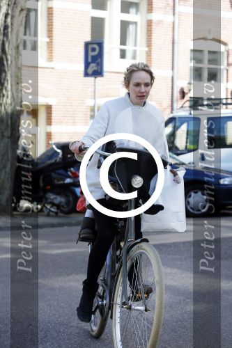 Amsterdam 14 april 2015  
Bracha v Doesburgh met dochter op de fiets