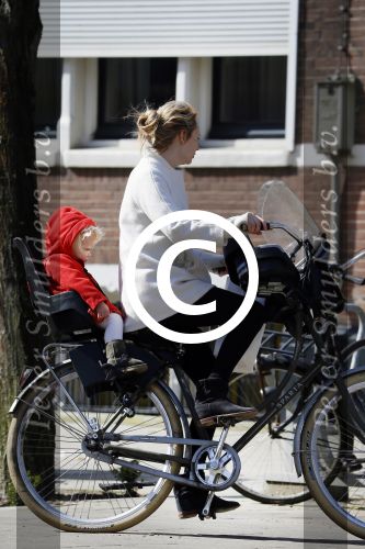 Amsterdam 14 april 2015  
Bracha v Doesburgh met dochter op de fiets