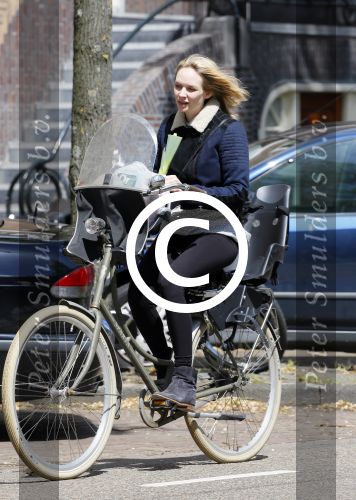 Amsterdam 19 mei 2015 
Bracha v Doesburgh zwanger (van tweeling) op de fiets in amsterdam.
