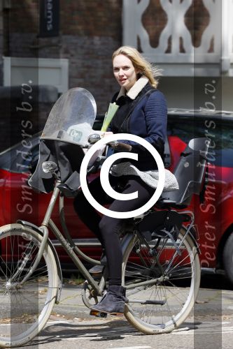 Amsterdam 19 mei 2015 
Bracha v Doesburgh zwanger (van tweeling) op de fiets in amsterdam.