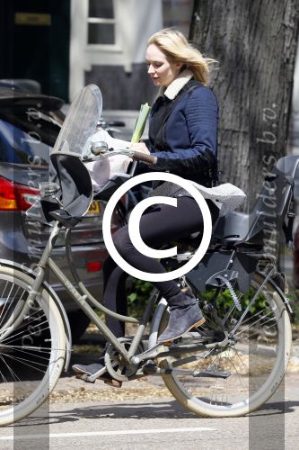 Amsterdam 19 mei 2015 
Bracha v Doesburgh zwanger (van tweeling) op de fiets in amsterdam.