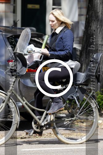 Amsterdam 19 mei 2015 
Bracha v Doesburgh zwanger (van tweeling) op de fiets in amsterdam.