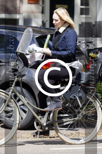 Amsterdam 19 mei 2015 
Bracha v Doesburgh zwanger (van tweeling) op de fiets in amsterdam.