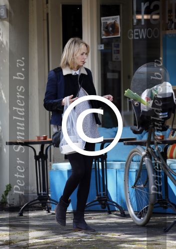 Amsterdam 19 mei 2015 
Bracha v Doesburgh zwanger (van tweeling) op de fiets in amsterdam.