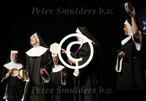 Amsterdam 11 mei 2015     
Presentaie castleden van de nieuwe stukken van Dommelgraaf en Cornelisse productions in de Meervaart.