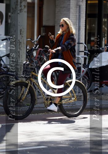 Amsterdam 21 mei 2015  
Carolien Spoor met mobiel bellend op de fiets.