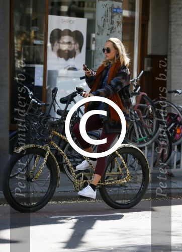 Amsterdam 21 mei 2015  
Carolien Spoor met mobiel bellend op de fiets.