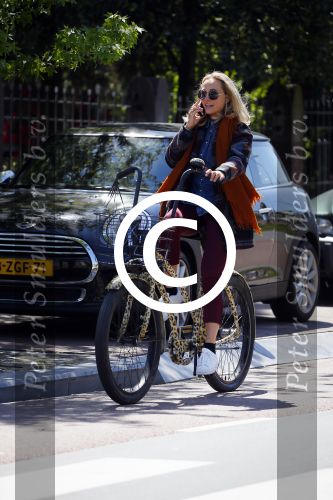 Amsterdam 21 mei 2015  
Carolien Spoor met mobiel bellend op de fiets.