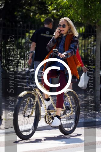 Amsterdam 21 mei 2015  
Carolien Spoor met mobiel bellend op de fiets.