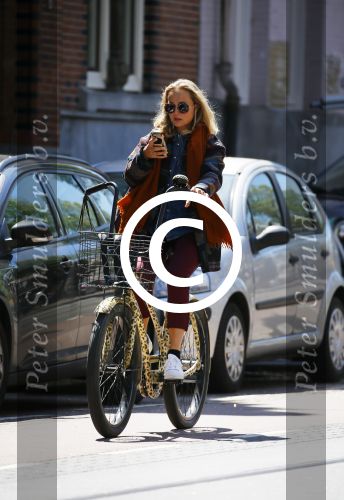 Amsterdam 21 mei 2015  
Carolien Spoor met mobiel bellend op de fiets.