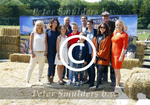 Amsterdam 10 juni 2015
Premiere Apenstreken bij kinderboederij in amsterdamse bos met oa Yvon Jaspers en Kim Lian v d Meij. cast