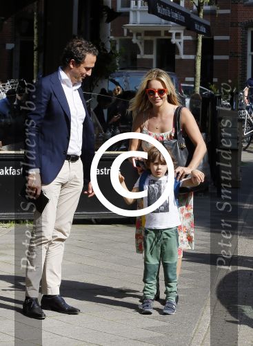 Amsterdam 11 mei 2015
Chantal janzen met haar man Marco en zoontje James op de cornelis schuytstraat.