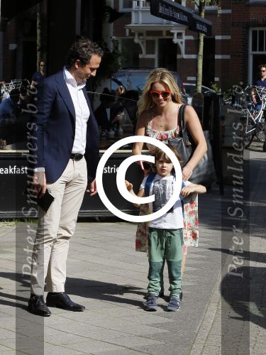 Amsterdam 11 mei 2015
Chantal janzen met haar man Marco en zoontje James op de cornelis schuytstraat.