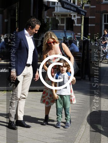 Amsterdam 11 mei 2015
Chantal janzen met haar man Marco en zoontje James op de cornelis schuytstraat.