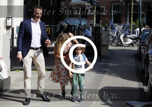 Amsterdam 11 mei 2015
Chantal janzen met haar man Marco en zoontje James op de cornelis schuytstraat.