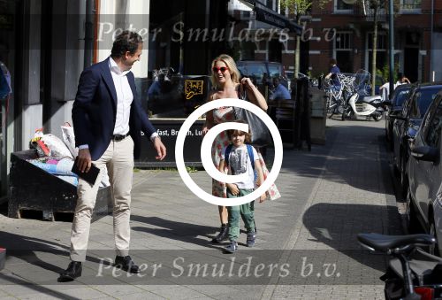 Amsterdam 11 mei 2015
Chantal janzen met haar man Marco en zoontje James op de cornelis schuytstraat.