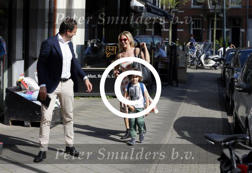 Amsterdam 11 mei 2015
Chantal janzen met haar man Marco en zoontje James op de cornelis schuytstraat.