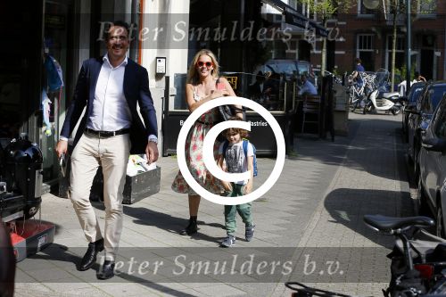 Amsterdam 11 mei 2015
Chantal janzen met haar man Marco en zoontje James op de cornelis schuytstraat.