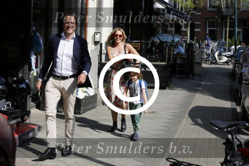 Amsterdam 11 mei 2015
Chantal janzen met haar man Marco en zoontje James op de cornelis schuytstraat.