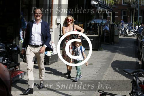 Amsterdam 11 mei 2015
Chantal janzen met haar man Marco en zoontje James op de cornelis schuytstraat.