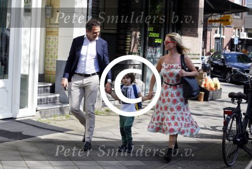 Amsterdam 11 mei 2015
Chantal janzen met haar man Marco en zoontje James op de cornelis schuytstraat.